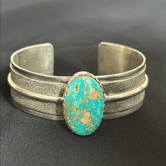 Turquoise & sterling EUC cuff bracelet. Genuine oval turquoise cabochon.Sz 6-3/4